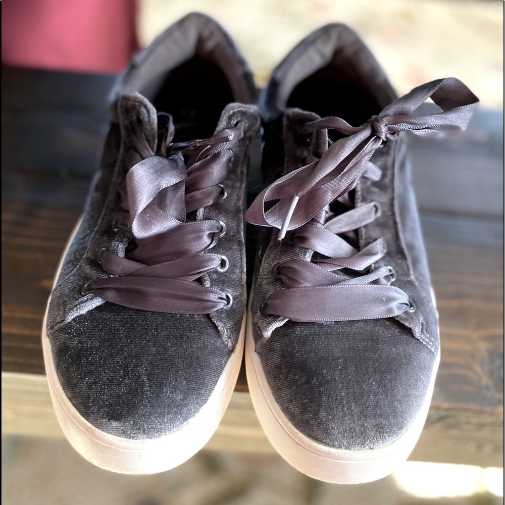 Adorable size 8 grey with ribbon shoestrings!